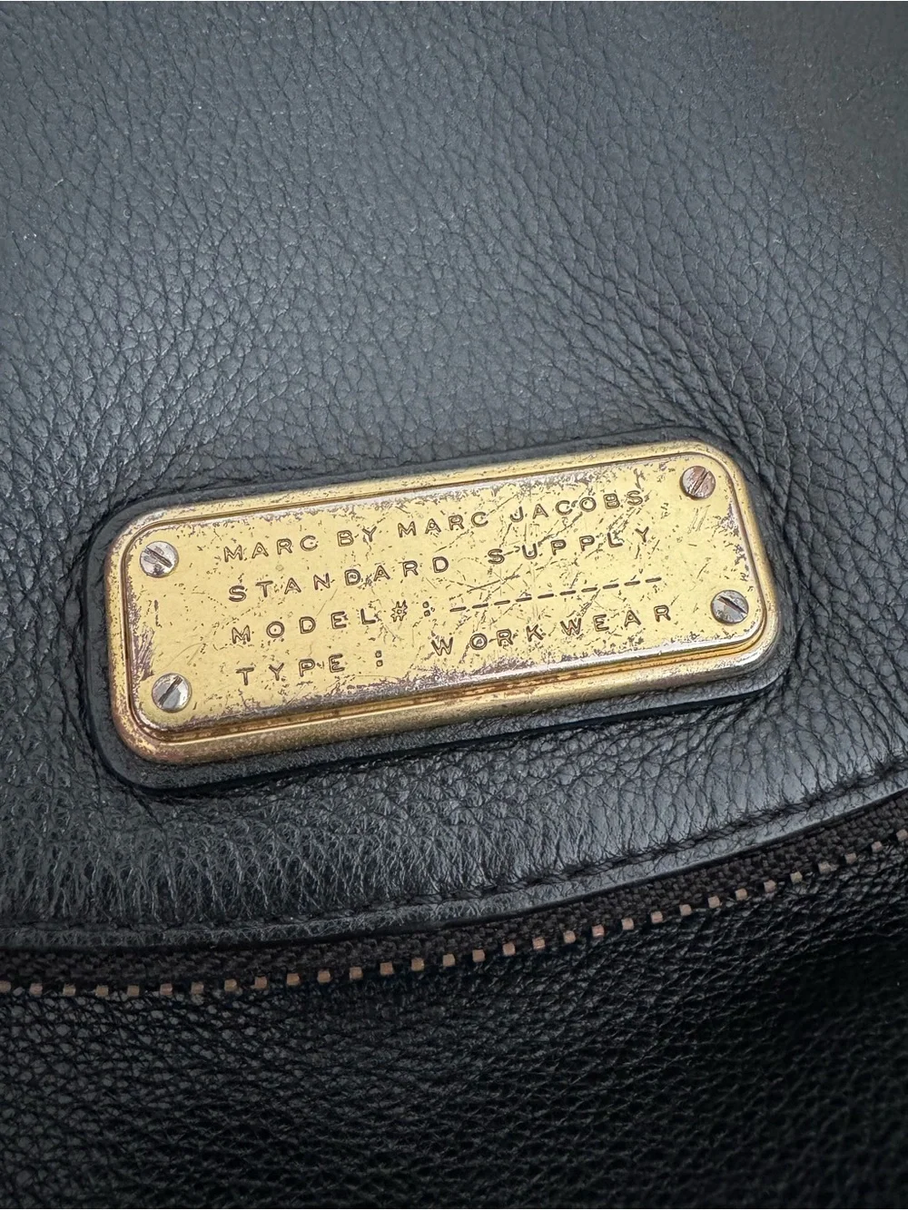 Marc Jacobs compact pebbled